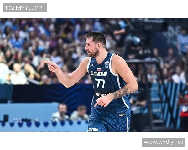 东契奇突破分球 里夫斯三分出手稳稳命中